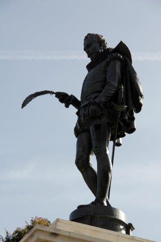 Alcalá de Henares, statue Cervantes